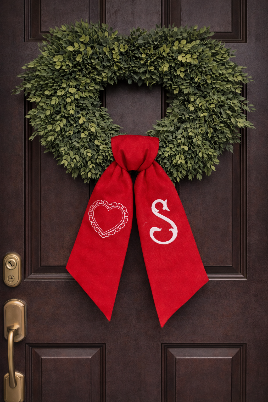 Scalloped heart wreath sash - monogrammed